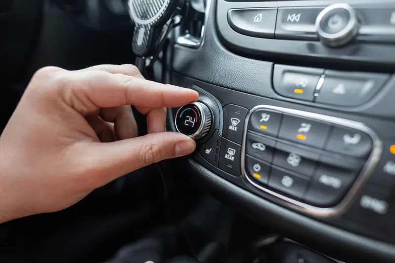 Aerul condiționat crește semnificativ consumul de benzină sau motorină, dar fără el interioarele mașinilor sunt adevărate cuptoare. - Foto: magnific.com