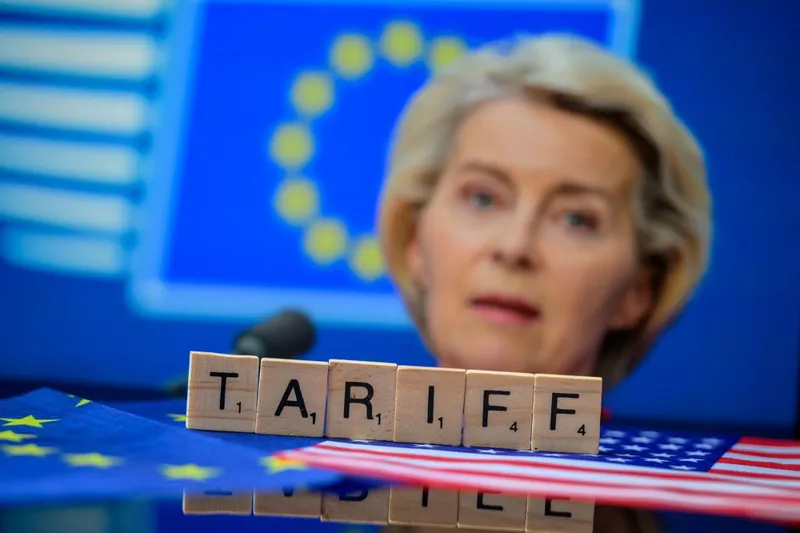 Ursula von der Leyen, preşedintele Comisiei Europene, &icirc;ntr-un fotomontaj legat de negocierile privind tarifele - Foto: Profimedia Images