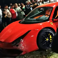 Pe Miraj Tzunami l-a luat valul cu Ferrari-ul fratelui său, Tzancă Uraganu. Accident la ANAF Foto: Youtube