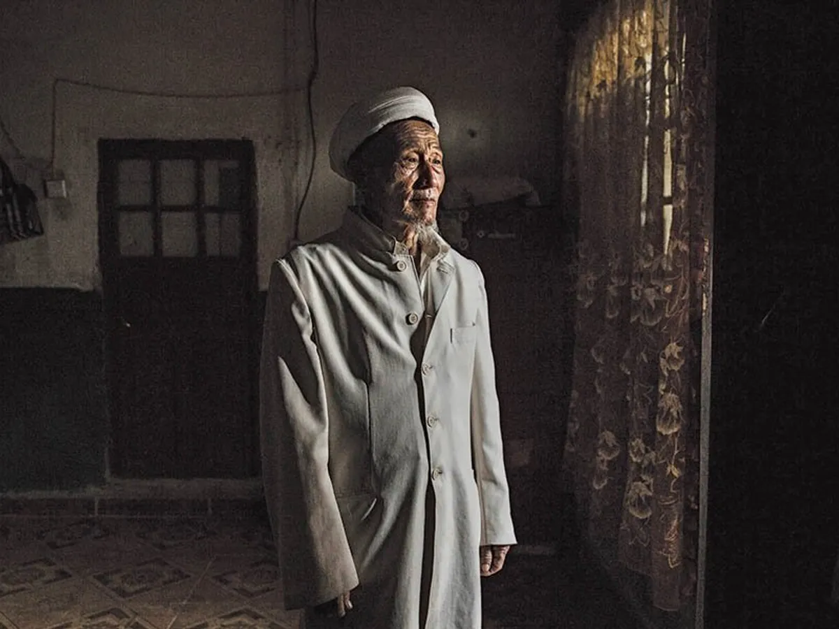SĂRBĂTOAREA SACRIFICIULUI Un uigur stă în fața casei sale din Turpan, China, în timpul celebrării Eid-al-Adha, sărbătorită de musulmanii din întreaga lume