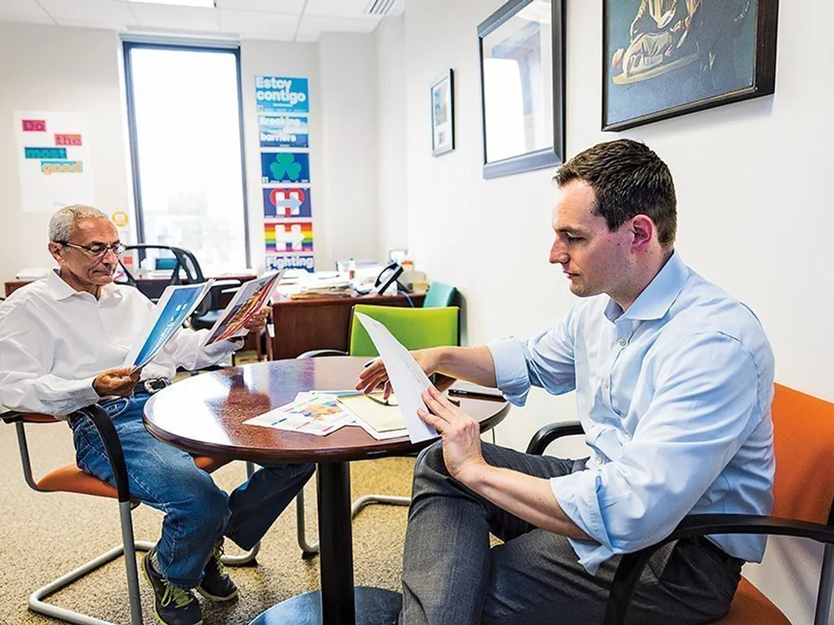 Podesta și directorul de campanie Robby Mook la cartierul general din Brooklyn, la 28 iunie 2016 - Foto: BROOKS KRAFT/GETTY