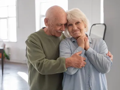 Pensionari la pensie, în parc - Foto: Freepik