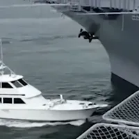 Momentul în care un iaht lovește portavionul muzeu USS Midway - Foto: X/ @FoxNews - Captură foto