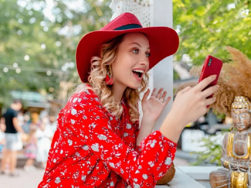 Locul unde nu trebuie să-ți lași niciodată telefonul când ești în concediu. Cum îl găsesc hoții? - Foto: Freepik (rol ilustrativ)