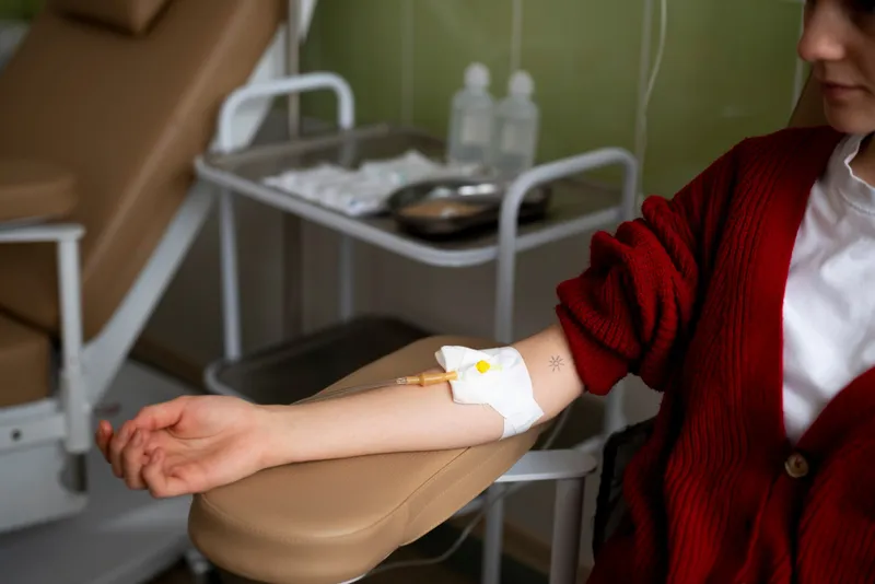 Femeie frumoasă care donează sânge la Centrul de Transfuzii - Foto: Freepik