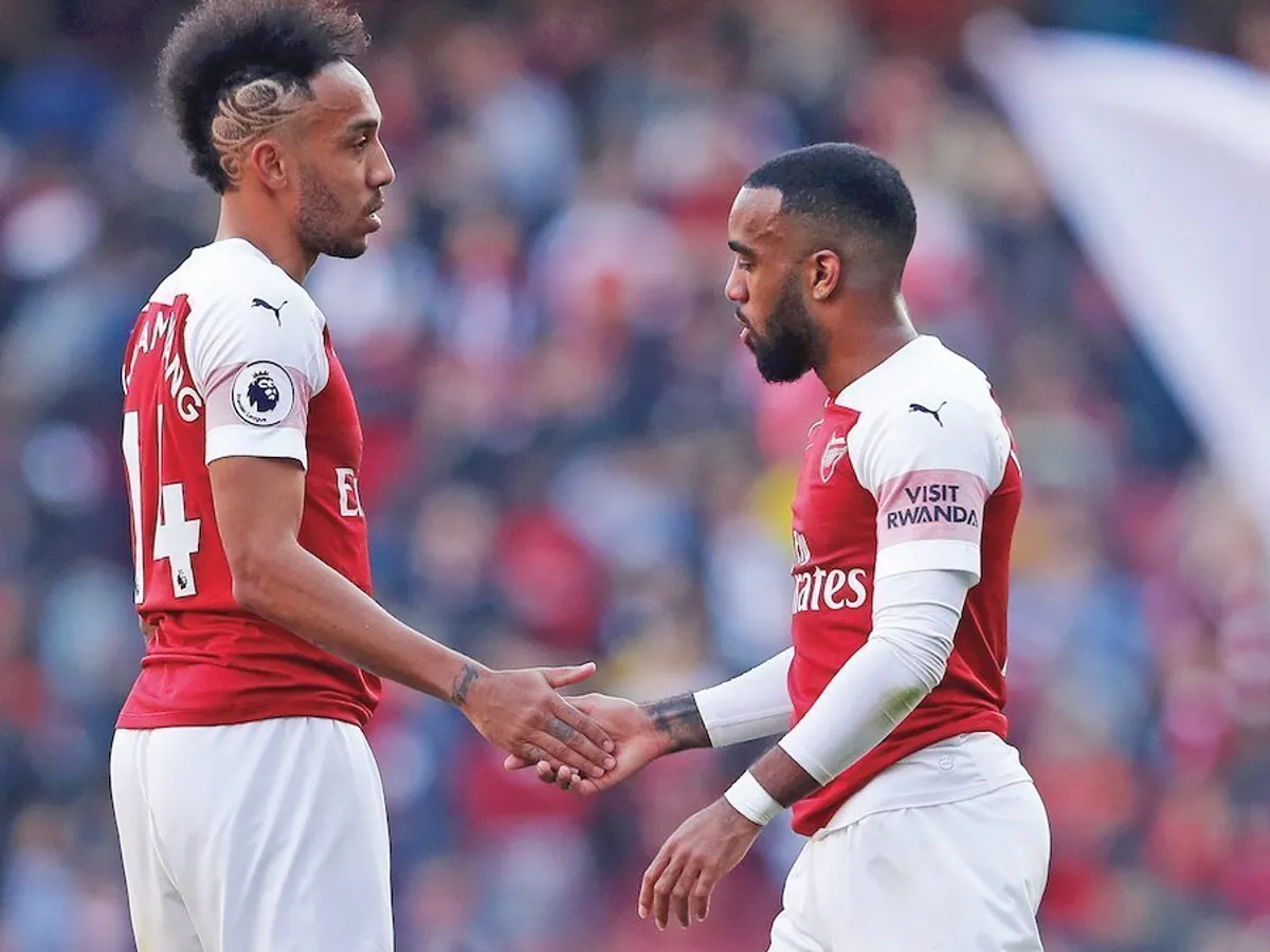 Pierre-Emerick Aubameyang îl felicită pe colegul său Alexandre Lacazette pentru o nouă reușită