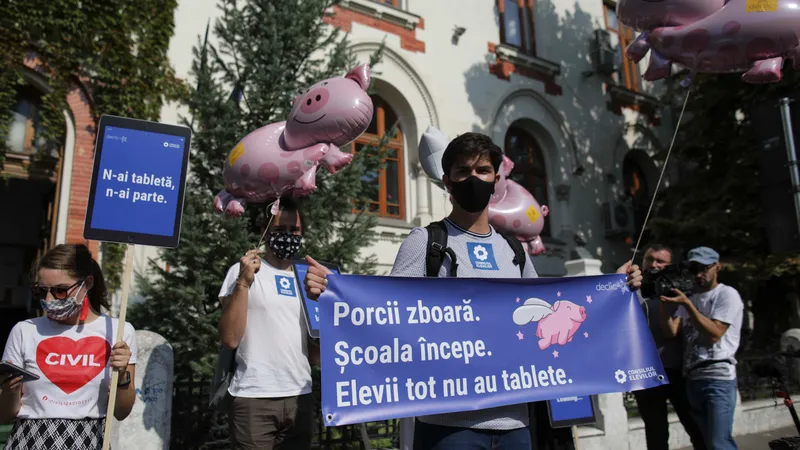 Protest al elevilor în fața Ministerului Educației, pentru că autoritățile n-au asigurat tabletele promise elevilor la începutul anului școlar. Sursa: Inquam Photos - Octav Ganea