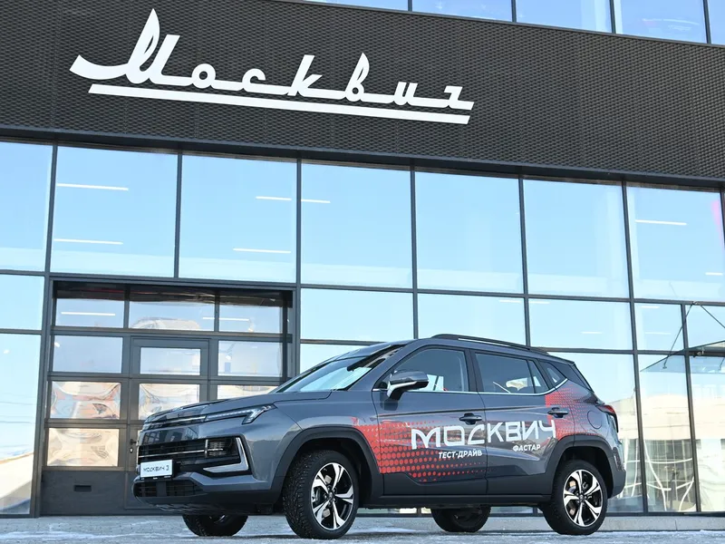 Rusia a repornit producția de mașini Moskvich în noiembrie 2022, asamblând SUV-uri JAC JS4 chinezești. - Foto: Profimedia Images