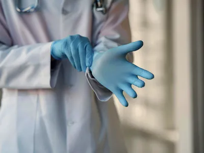 Cadru medical punându-şi mănuşi de protecţie - Foto: Pexels/Gustavo Fring