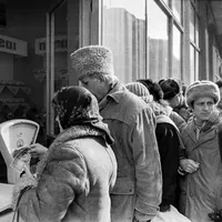 Aproape 60% dintre români cred că e mai greu acum decât înainte de Revoluție. / Foto: vice.com