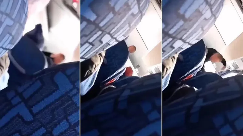 Un șofer de microbuz a fost filmat în timp ce înjură și lovește cu pumnii în cap o bătrână. - Foto: captură video/dobrogea.tv