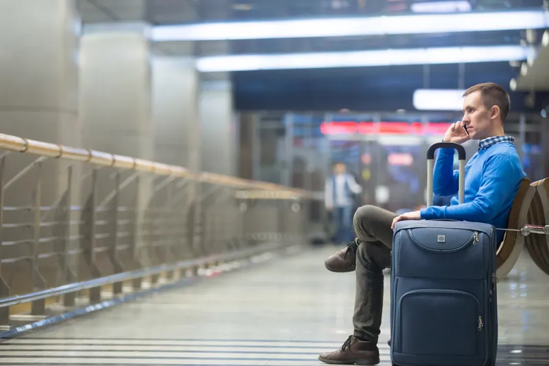 Bărbat care așteaptă în aeroport și vorbește la telefon - Foto: Freepik (rol ilustrativ)