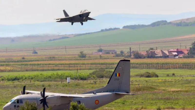 Un F-22 Raptor, în timpul unui antrenament la Baza Aeriană de la Câmpia Turzii. Sursă foto: MApN