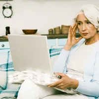 Pensionar verifică pensia pe computer - Foto: Freepik