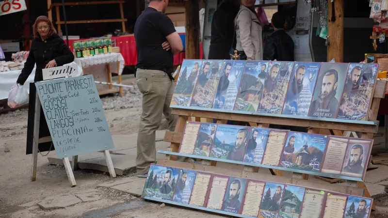 Târgul de la Mânăstirea Prislop unde se vând multe iocoane cu ARsenia Boca: Foto: Newsweek România
