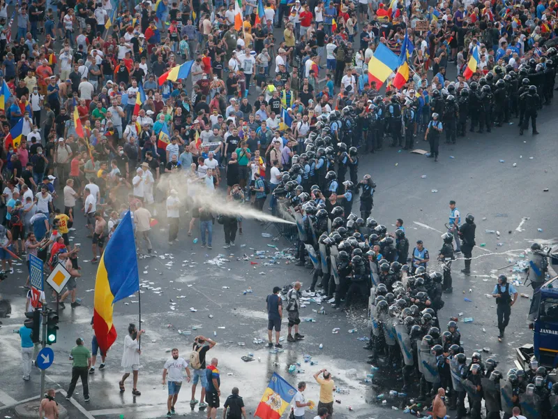 Intervenția brutală a Jandarmeriei împotriva protestatarilor din Piața Victoriei, în 10 august. FOTO: Inquam Photos - Adrian Neagoe