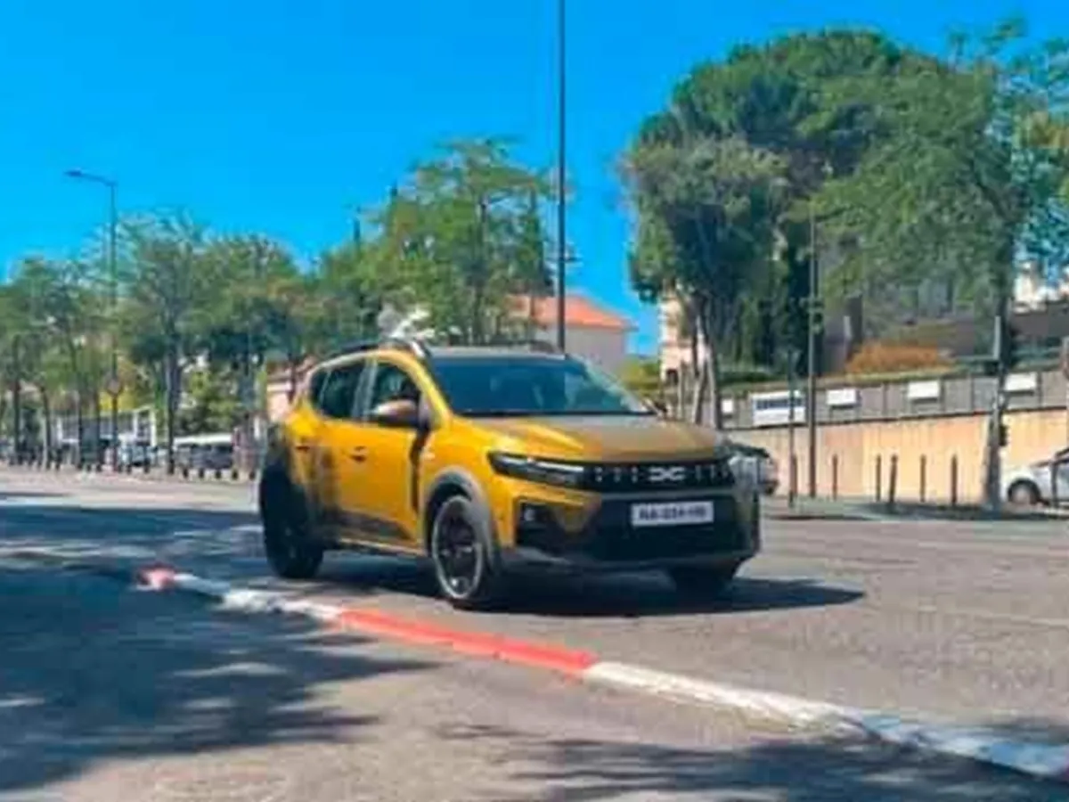 Primele imagini cu Dacia Sandero facelift: Design și elemente de Duster, motorizări hybrid - Foto: largus.fr