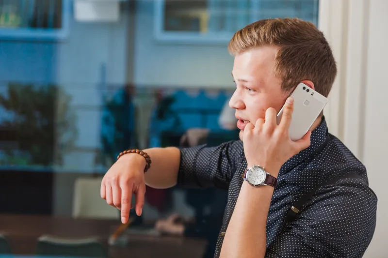 Bărbat care vorbește la telefon - Foto: Magnific.com (Imagine cu rol ilustrativ)