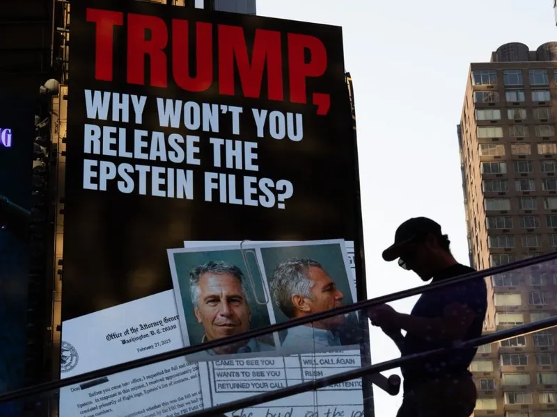 Lansat de ziua lui Jeffrey Epstein, un album din 2003 aruncă în aer stratosul politic american - Foto: Profimedia Images