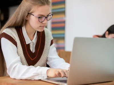 1.000 lei pentru tinerii care vor să-și cumpere un calculator. Cine beneficiază de banii de la stat - Foto: Freepik (Imagine cu rol ilustrativ)