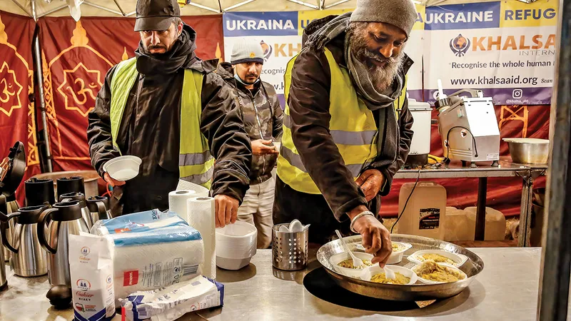 Voluntarii oferă băuturi și gustări într-o tabără temporară pentru refugiații ucraineni din Przemisl, Polonia