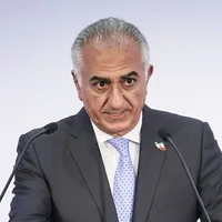 Reza Pahlavii, în conferinţă de presă, astăzi - Foto: Profimedia Images