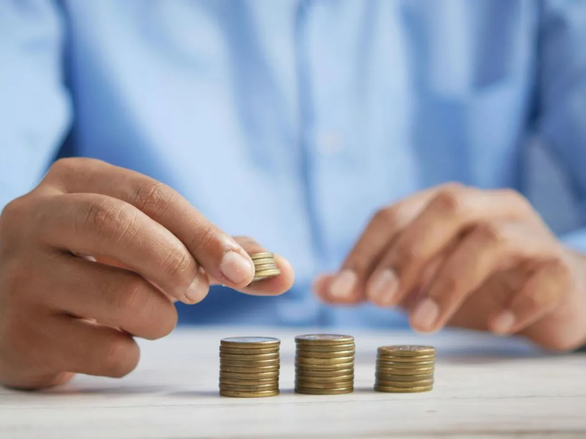 Bărbat numărând monede - Foto: Pexels/Towfiqu barbhuiya