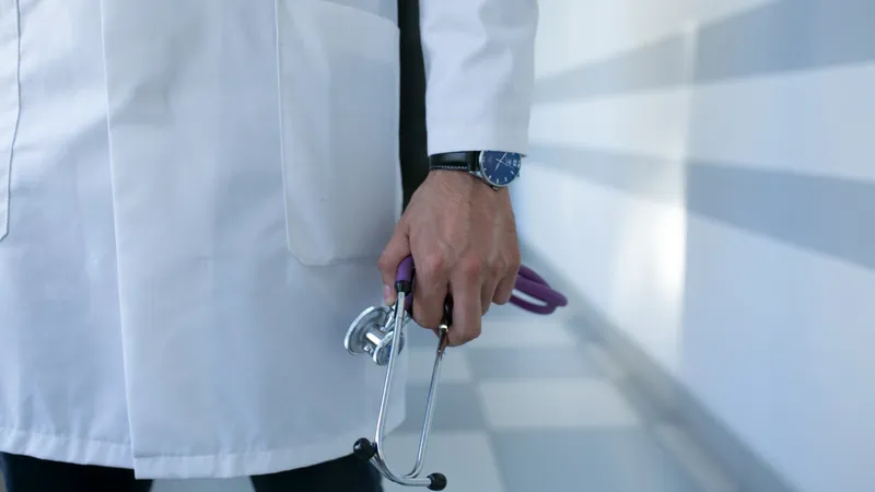 Medic din Brașov, prins în flagrant că a luat mită, arestat preventiv. Acuzat de 10 astfel de fapte - Foto: Freepik.com