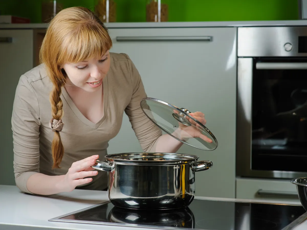 Nu arunca orezul rămas de ieri. Află cum să-l faci pufos și gustos în doar câteva minute