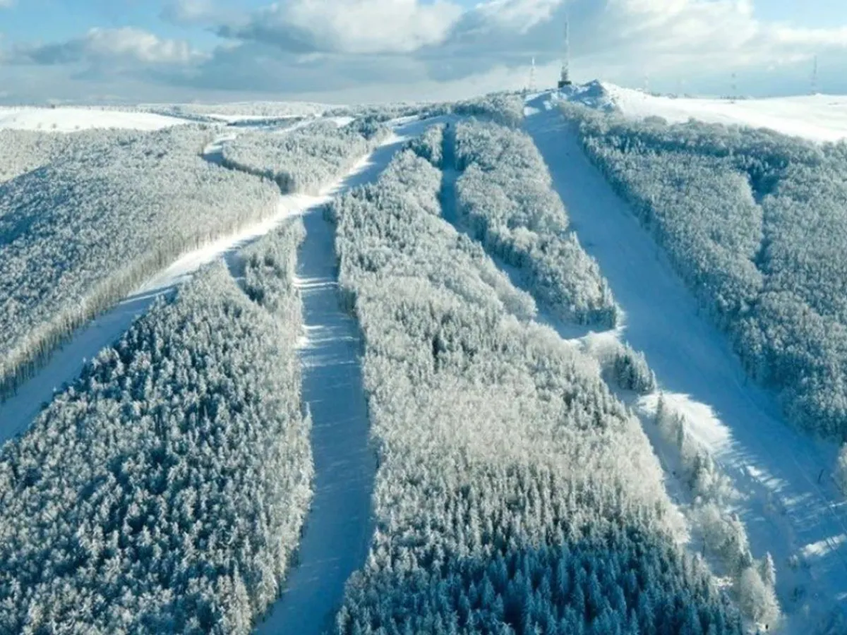 Vestul României primește un proiect de 224 milioane de lei: turiștii vor avea 15 km de pârtii și transport