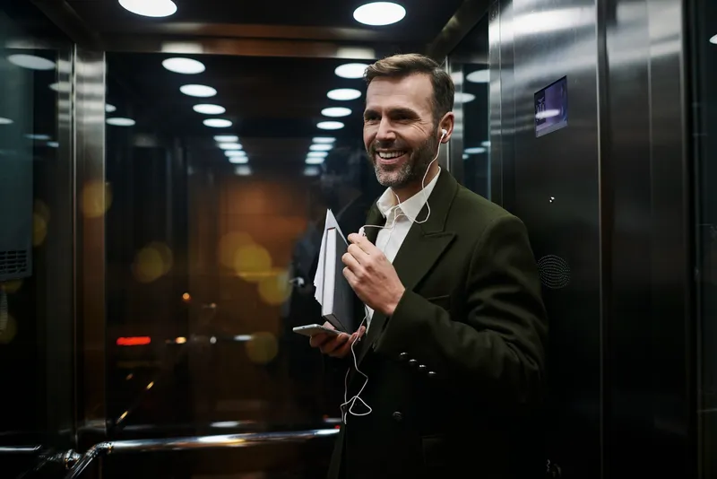 Persoană &icirc;n lift - Foto: Magnific (Imagine cu rol ilustrativ)