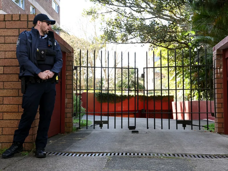 Un bărbat a fost arestat după ce a intrat cu maşina în porţile consulatului rus din Sydney - Foto: Profimedia Images