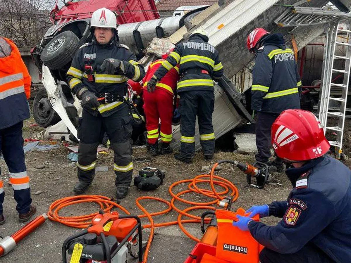 O cisternă cu sodă caustică răsturnată peste un gard, o utilitară în șanț. / Foto: Vocea Vâlcii