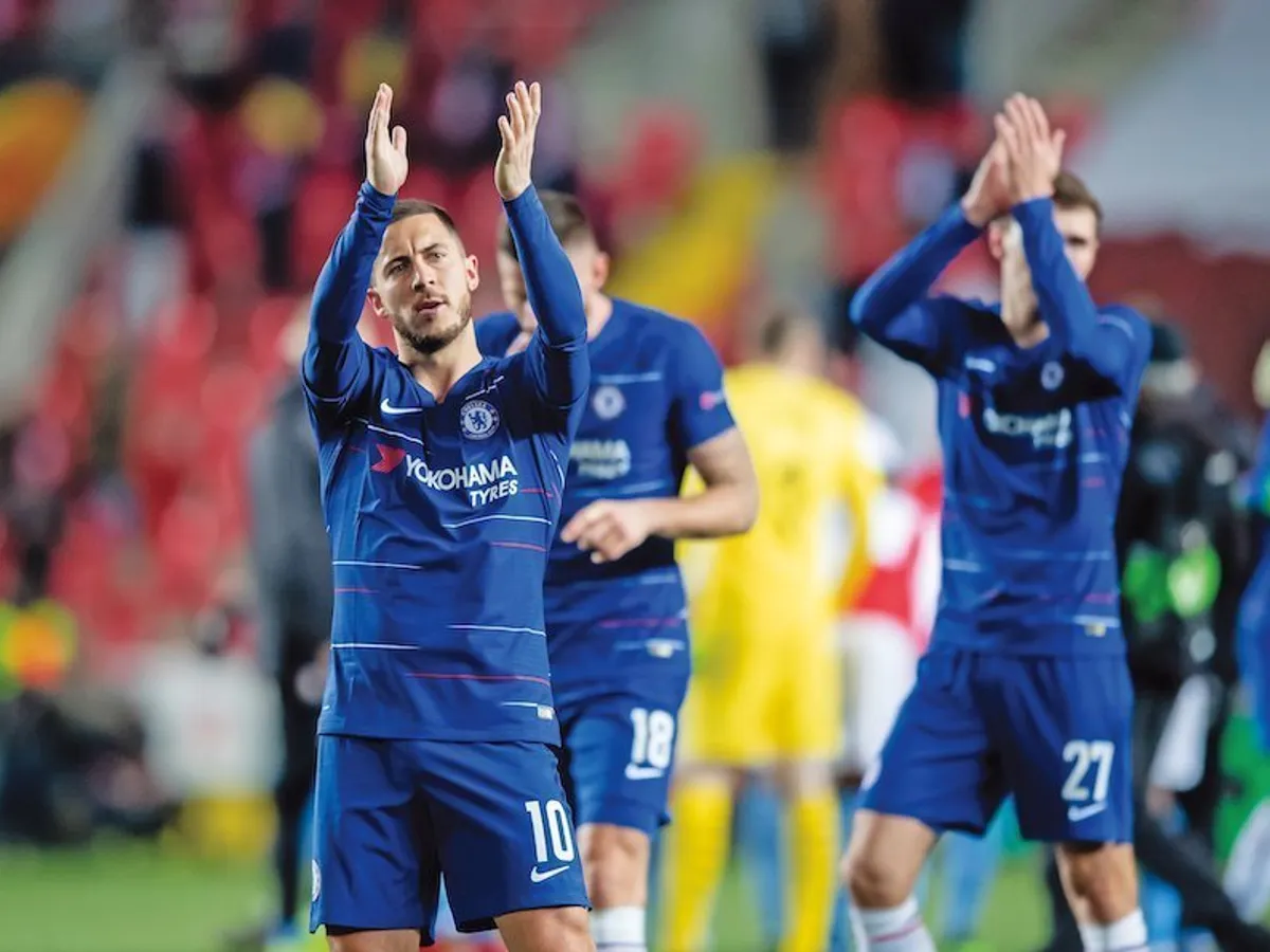 Mjlocașul belgian Eden Hazard, cel mai scump jucător de la Chelsea, mulțumește publicului după calificarea în semifinalele Europa League