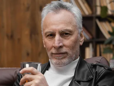 Pensionar elegant cu sacou - Foto: Freepik/CC0