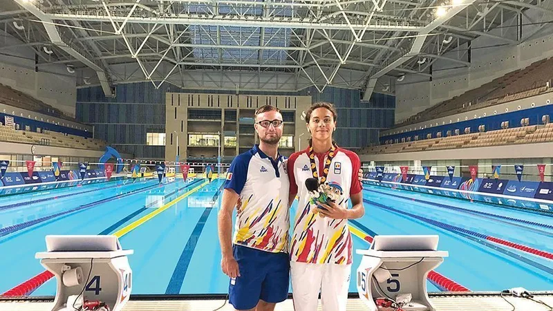 David Popovici și antrenorul Adrian Rădulescu, sărbătorind succesul de la Baku
