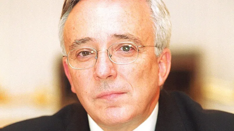 ÎNGER ȘI DEMON. Isărescu a fost multă vreme popular printre politicieni și popor. Acum, complicitatea cu PSD e în echilibru precar