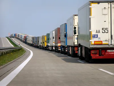 Trafic îngreunat pe „Podul Prieteniei”. Se circulă pe o singură bandă. TIR-urile așteaptă cu orele - Foto: Profimedia images