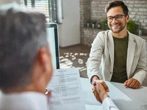 Ce salariu trebuie să aibă românii din Germania pentru un trai decent? Sub 1.378 € - risc la sărăcie - Foto: Freepik (rol ilustrativ)