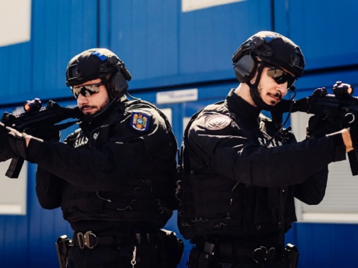 Momente de panică într-un bloc din București. Au fost alertate forțele speciale. Ce s-a întâmplat? - Foto: imagini amator