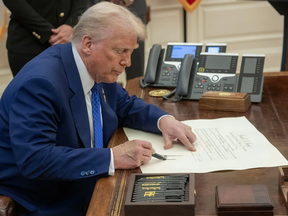 „Cardul de aur” al lui Trump de intrare în SUA. Câte mii de dolarii trebuie să dea bogații? - Foto: Profimedia Images (imagine cu rol ilustrativ)