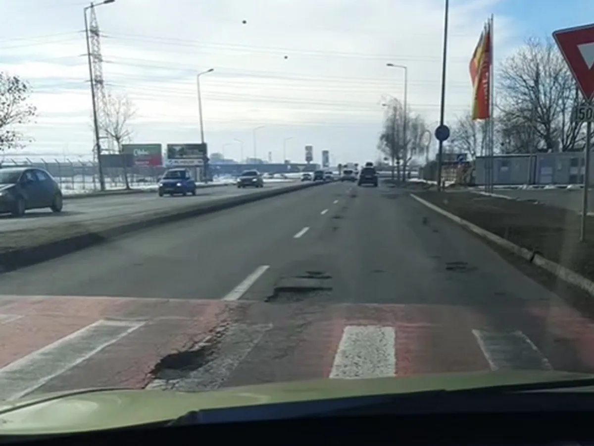 FOTO &amp; VIDEO Iarna, în război cu drumurile din România. Șoferii își rup mașinile, arată ca după bombardament