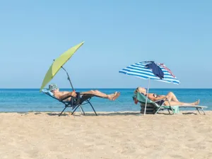 Foto: Turiști la plajă - Freepik (rol ilsutrativ)
