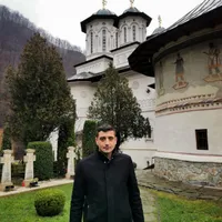 George Simion, la mănăstirea Lainici. Șeful AUR nu ratează fotografiile de la biserici, mănăstiri sau cu preoți. Sursa foto: Facebook