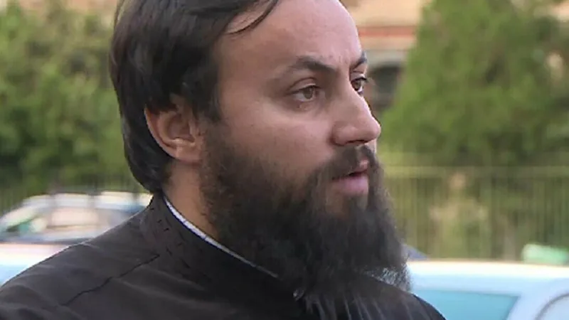 Exmatriculat de la Teologie, falsul călugăr, Cristi Călin, implicat în mai multe scandaluri a fost prins la cerșit Foto: vremeanoua.ro