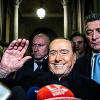 Silvio Berlusconi, în februarie 2023  (prim plan) - Foto: Profimedia Images