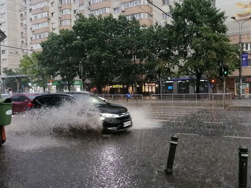 Vremea a făcut ravagii în Capitală. Vântul de peste 90 km/h a doborât tot. Când revine canicula? - Foto: Arhiva