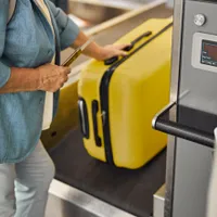 450.000 euro găsiți în geanta unui pensionar la aeroport. Cine i-a fost misteriosul complice? - Foto: Profimedia  / imagine cu caracter ilustrativ