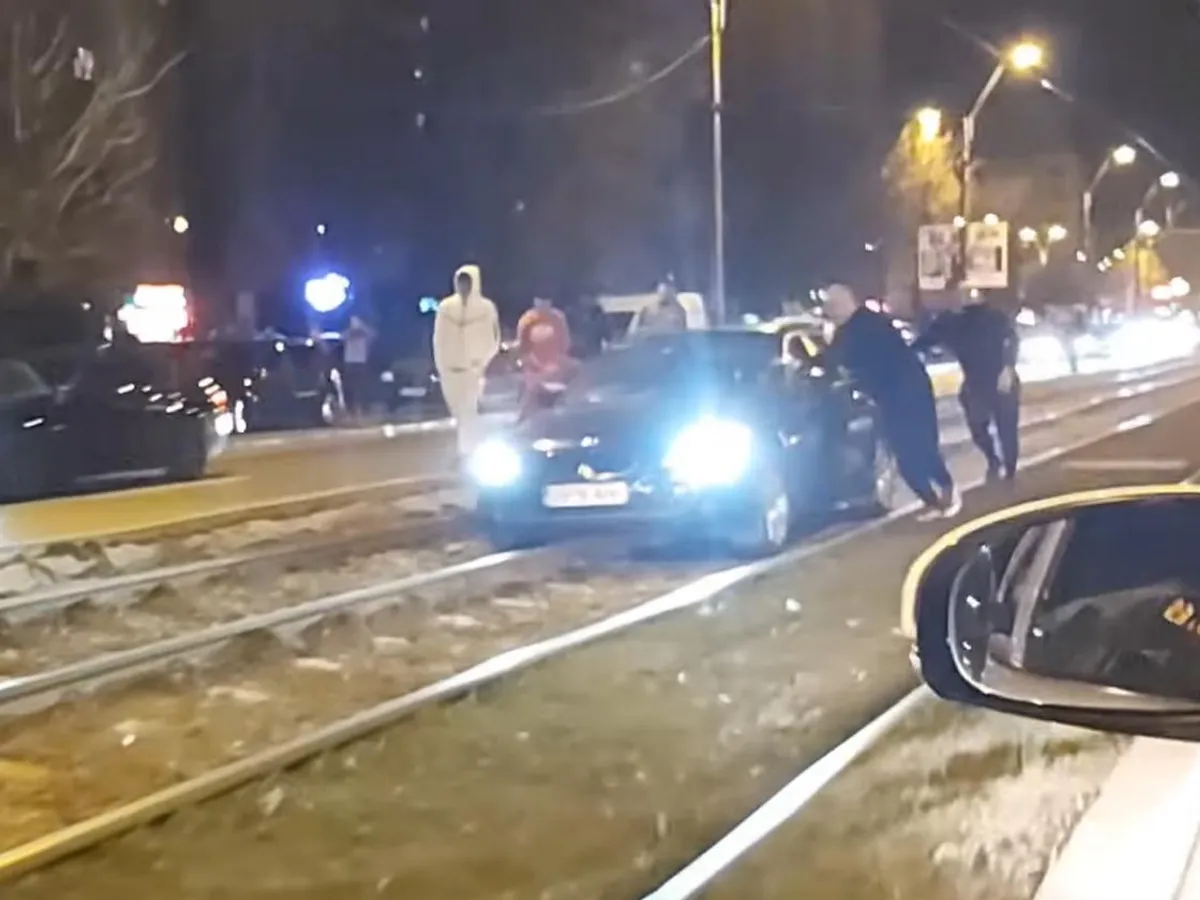 Un șofer din Dâmbovița și-a transformat BMW-ul în tramvai în București. A rămas suspendat. - Foto: captură video