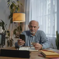 Ce indice de corecție și câți ani vechime aduc o pensie cu 1200 lei mai mare la recalculare? Exemplu - Foto: Pexels/ Tima Miroshnichenko